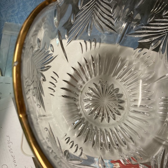 Chrystal cut bowl with gold edges around the top - Picture 3 of 4